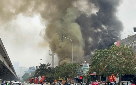Nóng: Cháy lớn trên đường Nguyễn Xiển, lan sang nhiều cửa hàng