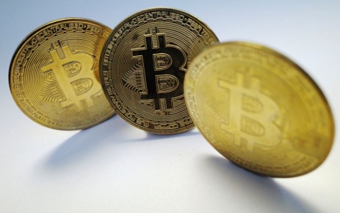 Bitcoin quay đầu giảm giá, thị trường ngập sắc đỏ
