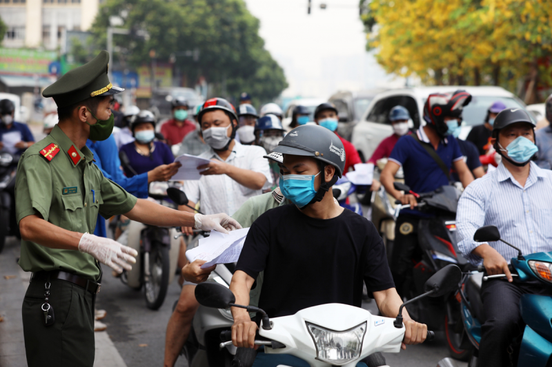 19 quận, huyện 'bình thường mới' ở Hà Nội sẽ không kiểm tra giấy đi đường (Ảnh: Vnexpress; ảnh minh họa)