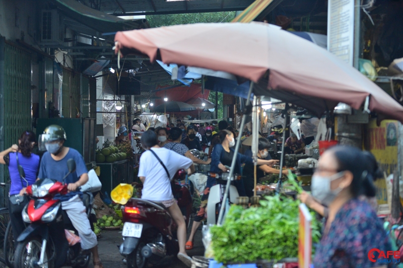 Tại khu vực chợ Tân Triều vào lúc 6h15’ sáng cùng ngày, nơi đây nhộn nhịp hơn ngày thường