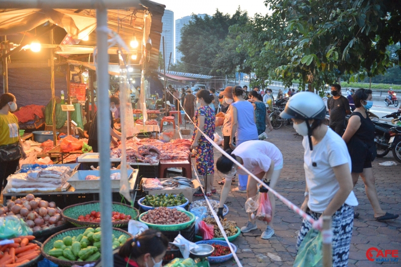 Khoảng 5h15’, tại khu vực chợ Ngã Tư Sở (Nguyễn Trãi, Thượng Đình, Thanh Xuân, Hà Nội) nhiều người đã tranh thủ đi chợ từ rất sớm.