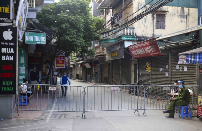 Lực lượng chức năng dựng rào chắn ở đầu ngõ 8, đường Lê Quang Đạo, phường Phú Đô (Ảnh: Tuấn Đức/TTXVN)