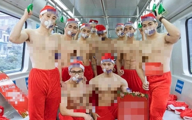 Nhóm nam thanh niên 'cởi trần' phản cảm trên tàu điện Cát Linh - Hà Đông (Ảnh: MXH)