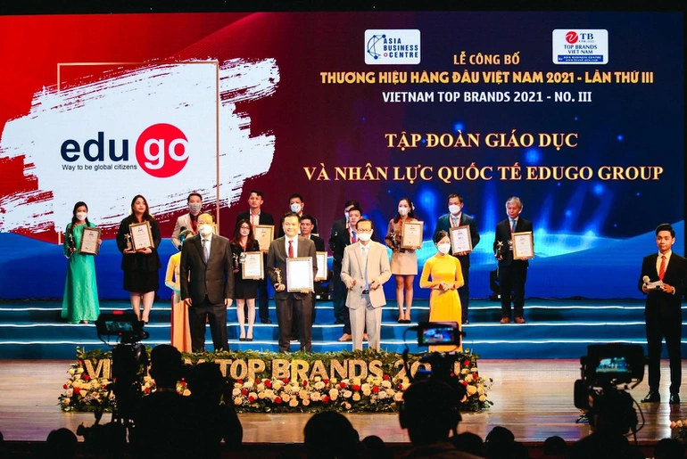 Tổng Giám đốc Ngô Văn Mạnh - đại diện EduGo Group nhận danh hiệu
