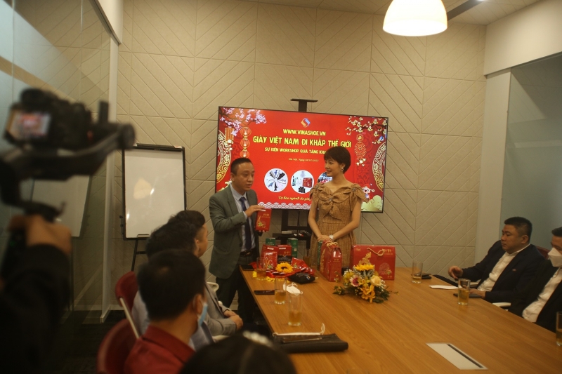 Ông Cao Văn Bình và bà Hoàng Kim Ngọc giới thiệu sản phẩm quà tặng dành cho khách hàng mua online trên Sàn thương mại điện tử Vinashoe