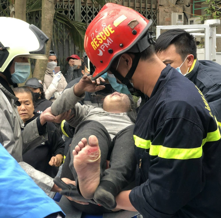 Bé gái bị thương, được lực lượng chức năng đưa đi cấp cứu (Ảnh: Dân Trí)
