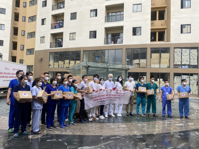 Đại diện Tổng cục Du lịch Hàn Quốc tại Việt Nam trao quà cho đội ngũ bác sĩ Bệnh viện Dã chiến số 8-TPHCM