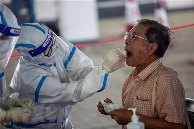 Nhân viên y tế lấy mẫu xét nghiệm COVID-19 cho người dân tại Hong Kong, Trung Quốc. (Ảnh: AFP/TTXVN)