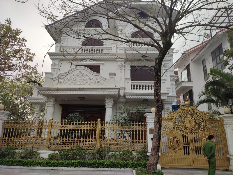 Cơ quan CSĐT thi hành lệnh khám xét tại nơi ở của bị can Nguyễn Ngọc Bích tại Khu đô thị Việt Hưng, Long Biên, Hà Nội