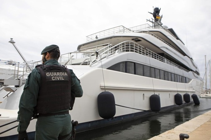 Cảnh sát Tây Ban Nha đứng gác bên du thuyền Tango ở Palma de Mallorca ngày 4/4. Ảnh: AP