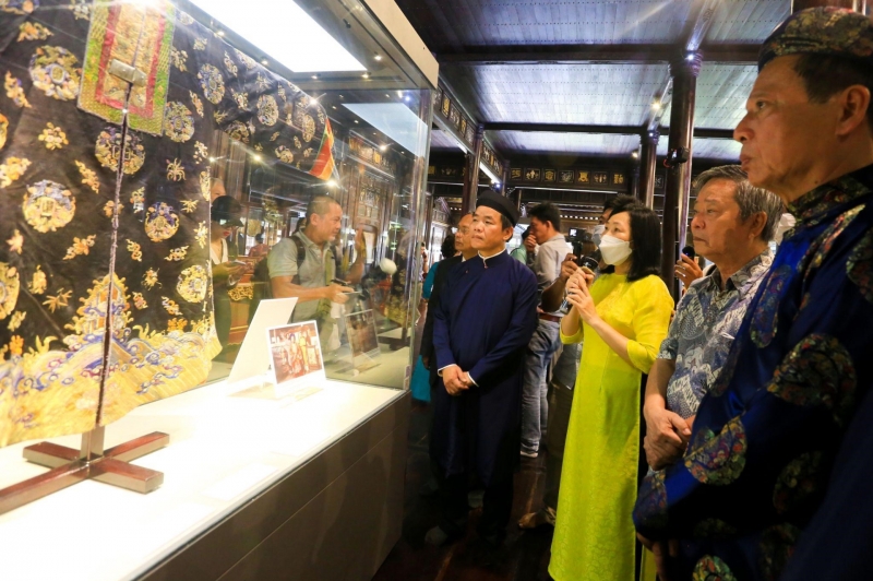 Mũ quan đại thần và áo Nhật bình cung tần triều Nguyễn được trưng bày tại Bảo tàng Cổ vật Cung đình Huế, thu hút sự quan tâm của đông đảo công chúng  