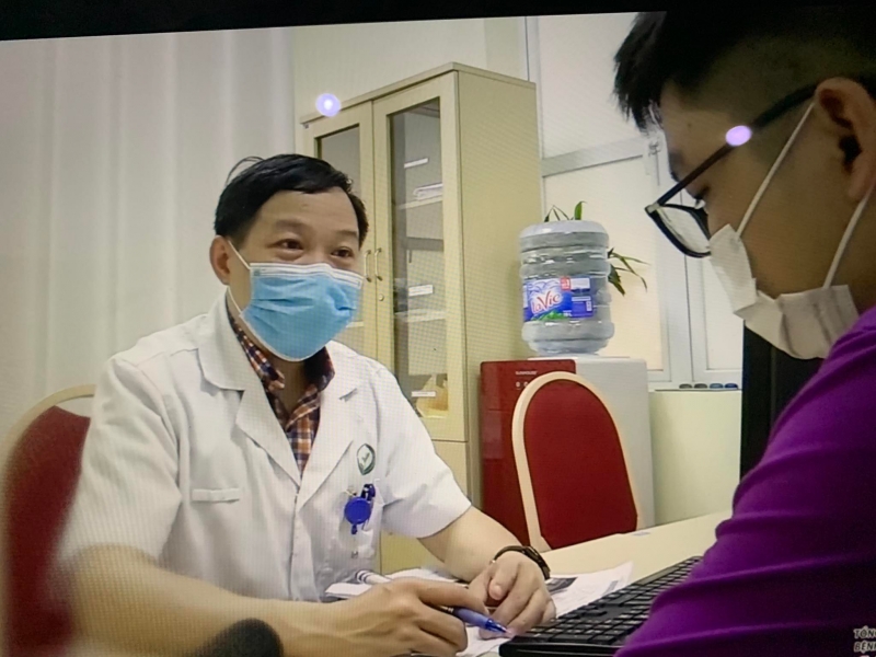 PGS-TS. Nguyễn Quang, Giám đốc Trung tâm Nam học, BV Hữu nghị Việt Đức thăm khám cho bệnh nhân 