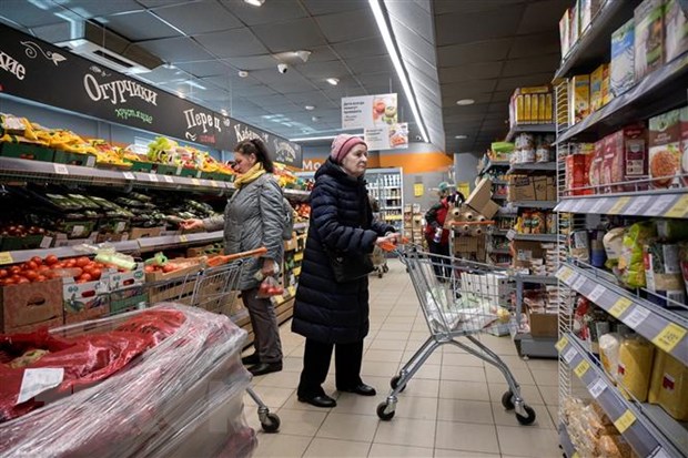 Người dân mua hàng tại một siêu thị ở thủ đô Moskva, Nga ngày 6/4/2022. (Ảnh: AFP/TTXVN)
