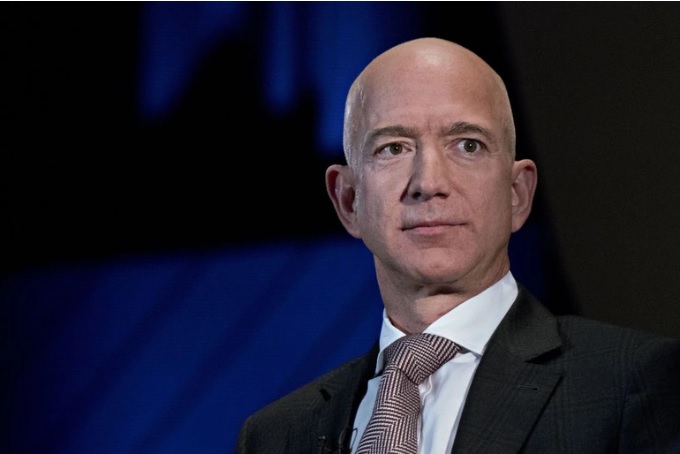 Tỷ phú Jeff Bezos xuống vị trí giàu thứ 3 thế giới khi cổ phiếu Amazon lao dốc khiến ông mất 20 tỷ USD chỉ trong một ngày (Ảnh: Bloomberg).