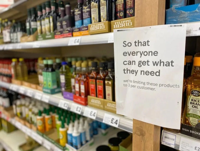 Tình trạng thiếu dầu ăn khiến nhiều siêu thị ở Anh phải giới hạn số lượng mỗi khách hàng có thể mua (Ảnh: AP).
