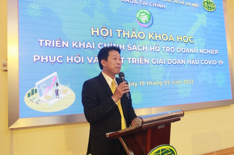 PGS.TS. Đinh Văn Nhã, Phó Chủ nhiệm Khoa Tài chính trình bày tham luận tại Hội thảo