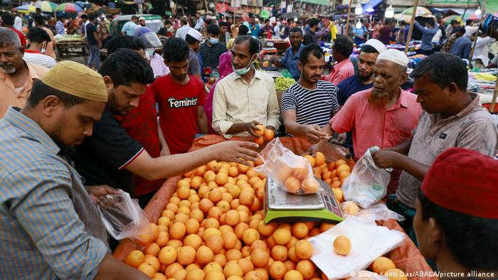Giá các mặt hàng thiết yếu tăng vọt đang gây ra nỗi đau lớn cho các bộ phận kinh tế yếu kém của xã hội Bangladesh. Ảnh: DW