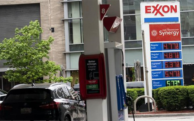Giá xăng được niêm yết tại một trạm xăng ở Washington, DC, Mỹ, ngày 11/5/2022. (Ảnh: THX/TTXVN)