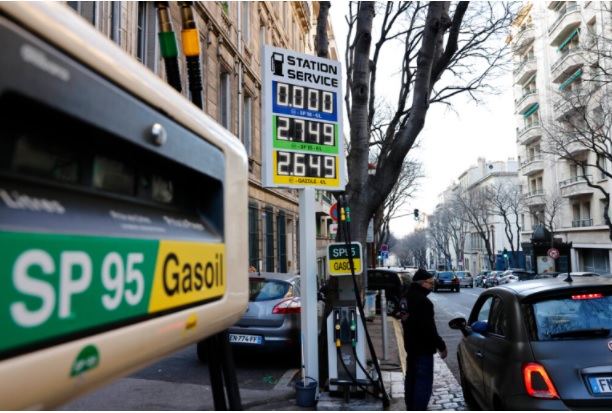 Giá năng lượng tăng cao đang dẫn đến lạm phát kỷ lục ở châu Âu, khiến mọi thứ từ thực phẩm đến phương tiện giao thông và nhà ở trở nên đắt đỏ hơn. Ảnh: AP