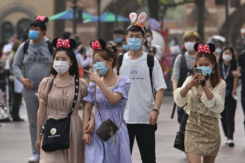 Khách tham quan tại công viên giải trí Disneyland ở Thượng Hải, Trung Quốc. Ảnh: AFP/TTXVN