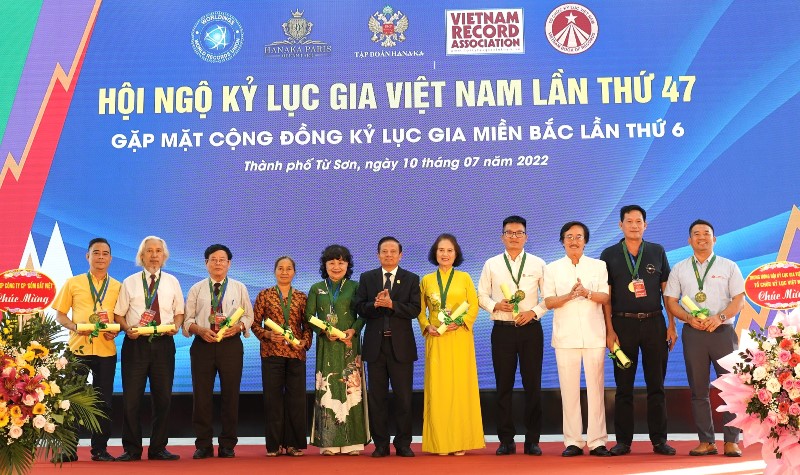 Trao giải thưởng hoa tre – Biểu tượng của cộng đồng Kỷ lục Gia Việt Nam