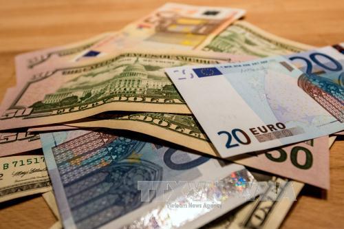 Đồng euro và đồng USD tại Lille, miền bắc Pháp. Ảnh tư liệu: AFP/TTXVN