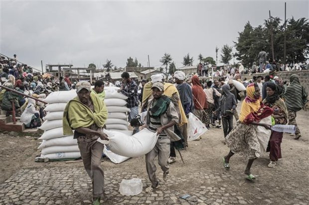 Người dân nhận lương thực cứu trợ tại Gondar, Ethiopia. (Ảnh: AFP/TTXVN)
