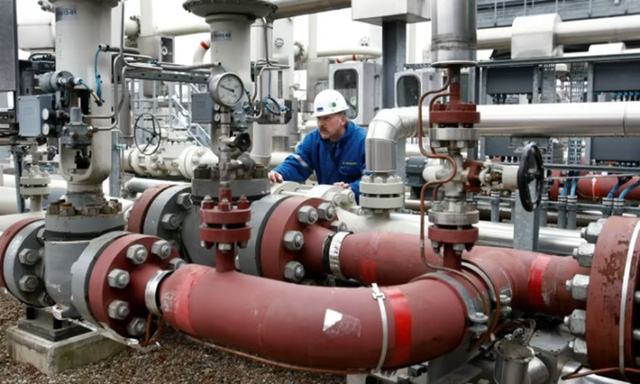Một công nhân tại cơ sở lưu trữ khí đốt Rehden của Đức, hiện do tập đoàn Gazprom, Nga, điều hành. (Ảnh: AP)