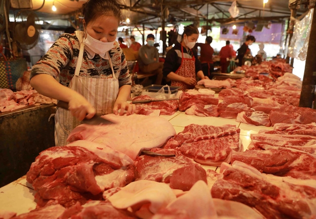 Giá thịt lợn bán lẻ tại chợ tăng cao. (Ảnh: TTXVN)