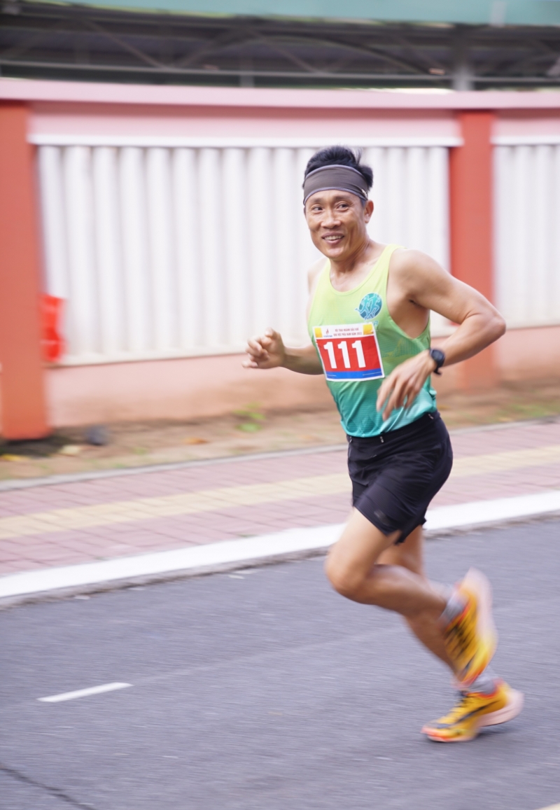 Nụ cười trên đường đua 5.000m của HCV Nguyễn Hữu Thức (NCSP)