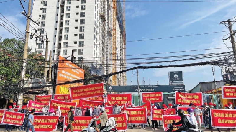 Người dân liên tục căng băng-rôn yêu cầu được bàn giao căn hộ Dự án Roxana Plaza ở thành phố Thuận An, tỉnh Bình Dương