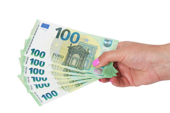 Đồng tiền mệnh giá 100 Euro. (Ảnh: Getty Images)