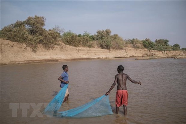 Người dân bắt cá trên sông Shabelle ở thành phố Gode, Ethiopia, ngày 8/4. (Ảnh: AFP/ TTXVN)