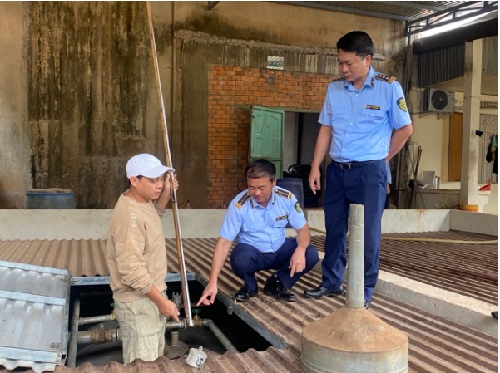 Đoàn kiểm tra bể chứa xăng của 01 cửa hàng trên địa bàn tỉnh Đắk Lắk