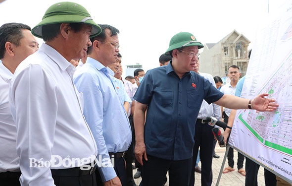 Chủ tịch Quốc hội Vương Đình Huệ khảo sát quy hoạch khu tái định cư Lộc An - Bình Sơn. Ảnh: Báo Đồng Nai