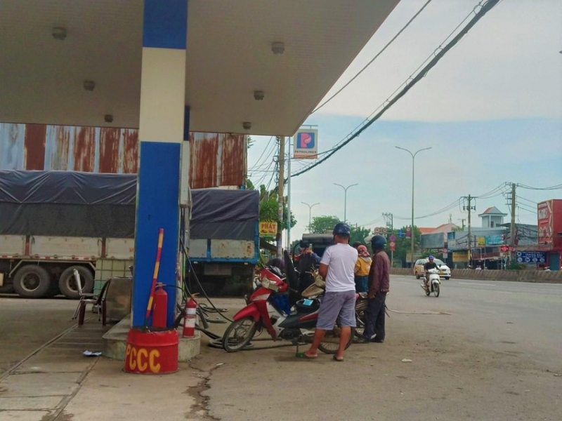 Cửa hàng xăng dầu V.P, Quận Bình Tân chỉ bán xăng cho mỗi xe máy 20.000 đồng
