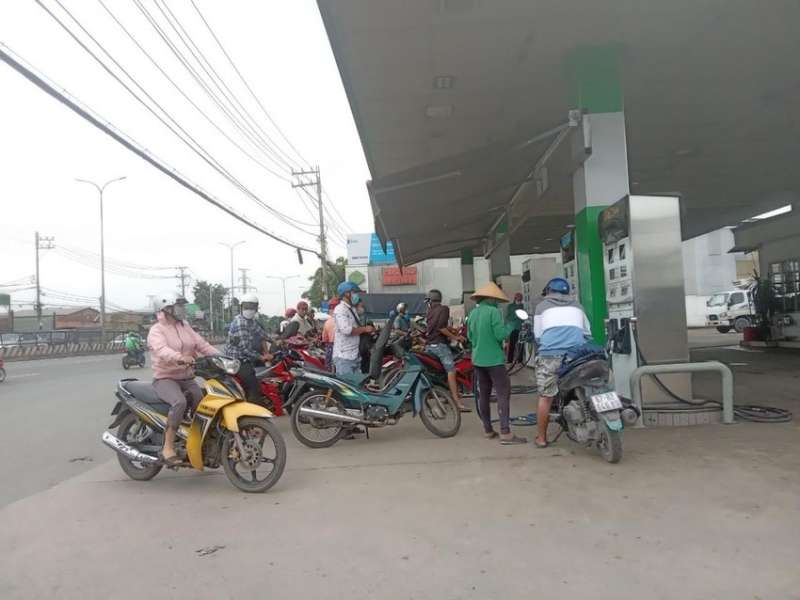 Nhiều xe máy đến chờ đổ xăng với 20.000 đồng/khách tại cửa hàng xăng, quốc lộ 1 A, quận Bình Tân