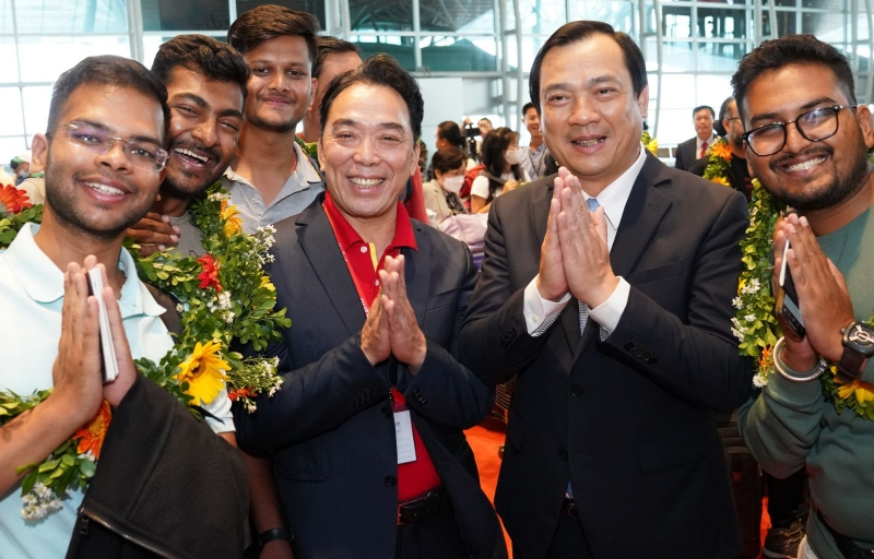 Tổng cục trưởng Tổng cục Du lịch Nguyễn Trùng Khánh (thứ 2 từ phải sang) và Thành viên HĐQT Vietjet Nguyễn Anh Tuấn (thứ 3 từ phải sang) tặng hoa chào mừng hành khách