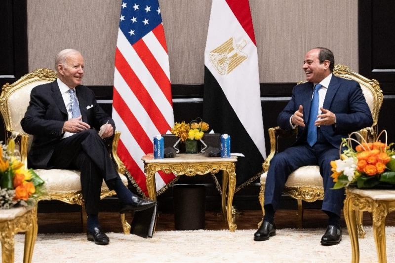 Tổng thống Ai Cập và Mỹ gặp nhau bên lề COP27. (Ảnh: Ahramonline)