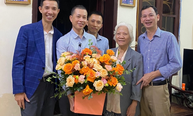 Cô giáo Đặng Thị Minh Kim và các học trò 12ca2 (1991-1994)