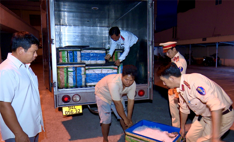 Cảnh sát giao thông đường bộ Công an tỉnh Bạc Liêu phát hiện xe tải vận chuyển gần 140kg tôm nguyên liệu chứa tạp chất Agar.
