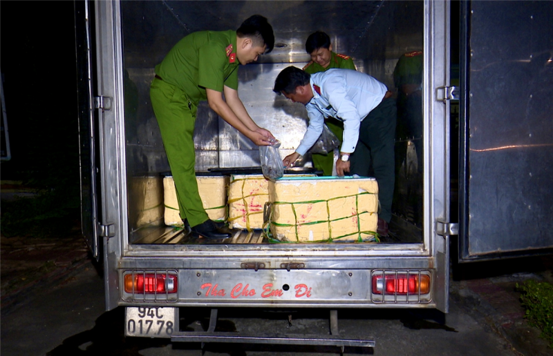 Cảnh sát kinh tế Công an tỉnh Bạc Liêu phát hiện xe tải vận chuyển gần 130kg tôm nguyên liệu chứa tạp chất CMC.