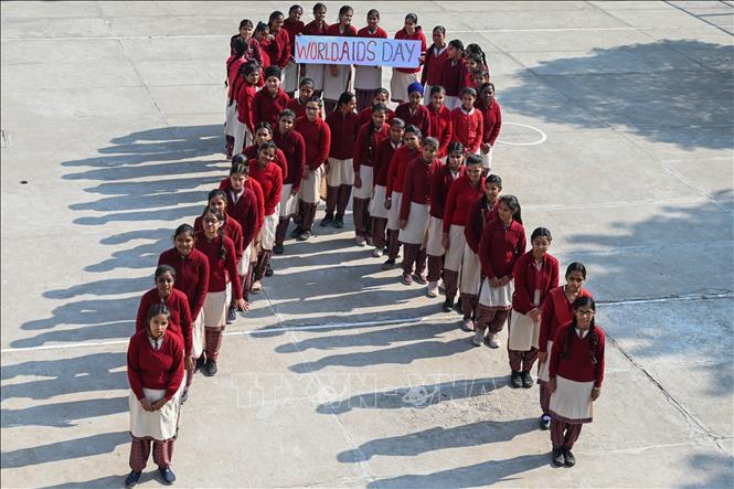 Hoạt động hưởng ứng Ngày Thế giới phòng, chống bệnh AIDS ở Amritsar, Ấn Độ, ngày 30/12/2022. Ảnh: AFP/TTXVN