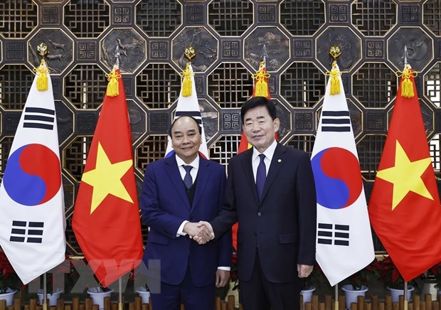 Chủ tịch nước Nguyễn Xuân Phúc có cuộc hội kiến với Chủ tịch Quốc hội Hàn Quốc Kim Jin Pyo (Ảnh: TTXVN)