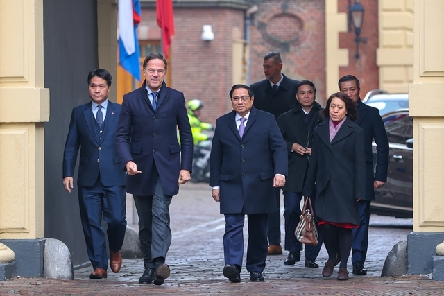 Thủ tướng Vương quốc Hà Lan Mark Rutte ra tận xe đón Thủ tướng Phạm Minh Chính - Ảnh: VGP/Nhật Bắc