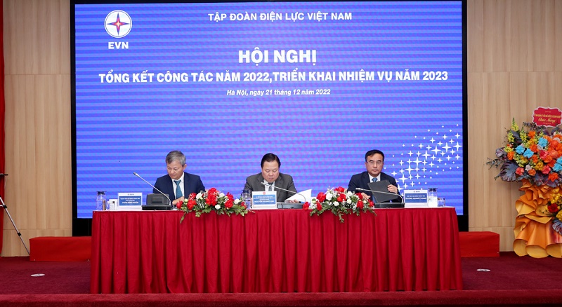 Từ phải sang trái: Chủ tịch HĐTV EVN Dương Quang Thành, Chủ tịch Ủy ban Quản lý vốn Nhà nước tại doanh nghiệp Nguyễn Hoàng Anh và Tổng giám đốc EVN Trần Đình Nhân chủ trì Hội nghị Tổng kết công tác năm 2022, triển khai nhiệm vụ năm 2023.