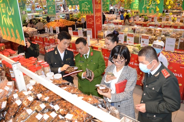 Đoàn Thanh tra liên ngành kiểm tra siêu thị dịp Tết Nguyên Đán.