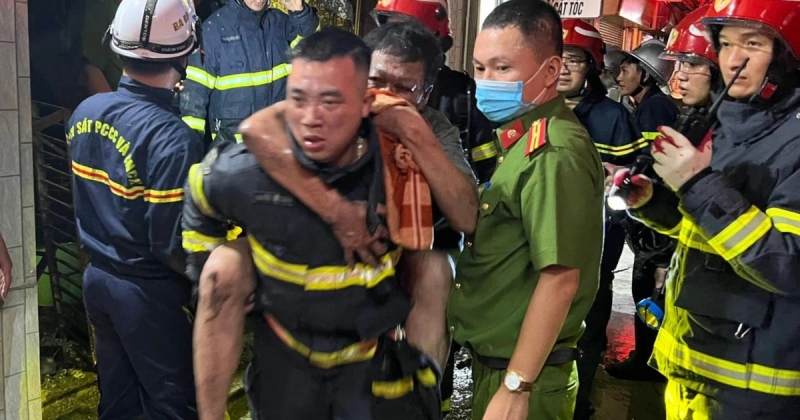Các chiến sĩ CS PCCC cứu thoát 4 người khỏi đám cháy tại Hà Nội - ảnh: Dân Trí