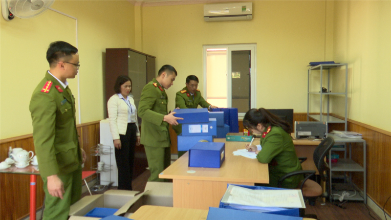 Cơ quan Cảnh sát điều tra Công an tỉnh Sơn La tiến hành khám xét tại Trung tâm đăng kiểm 2601D.