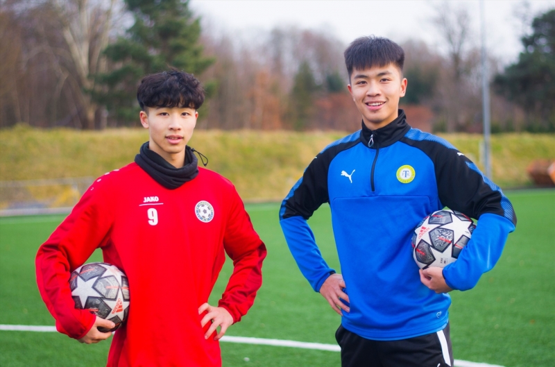 Quý Long (trái) và Duy Tân (phải) đang chơi bóng tại các câu lạc bộ ở Cộng hòa Czech. Ảnh: NVCC